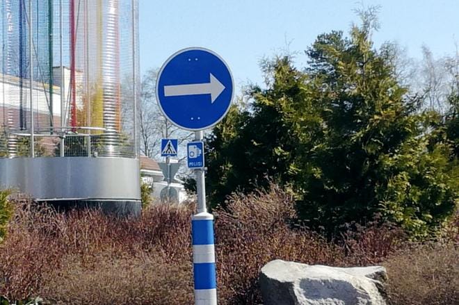 Liikenneympyrän kyltti kertoo, että alueella on poliisin valvontakamera. KUVA: SAILA COLLANDER