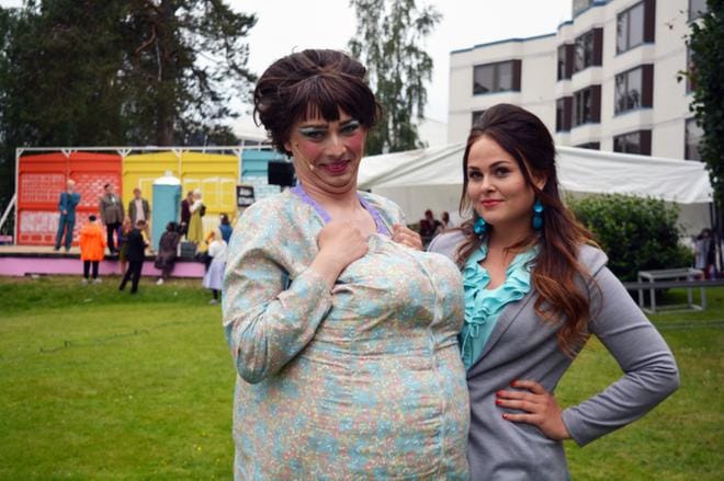 Pyry Keto ja Jessika Pohjonen näyttelevät Rampin kesäteatterin Hairspray-musikaalissa. He toivovat, että yleisö poistuu esityksistä vielä iloisempina kuin tulivat. Kuva: Emilia Kovanen