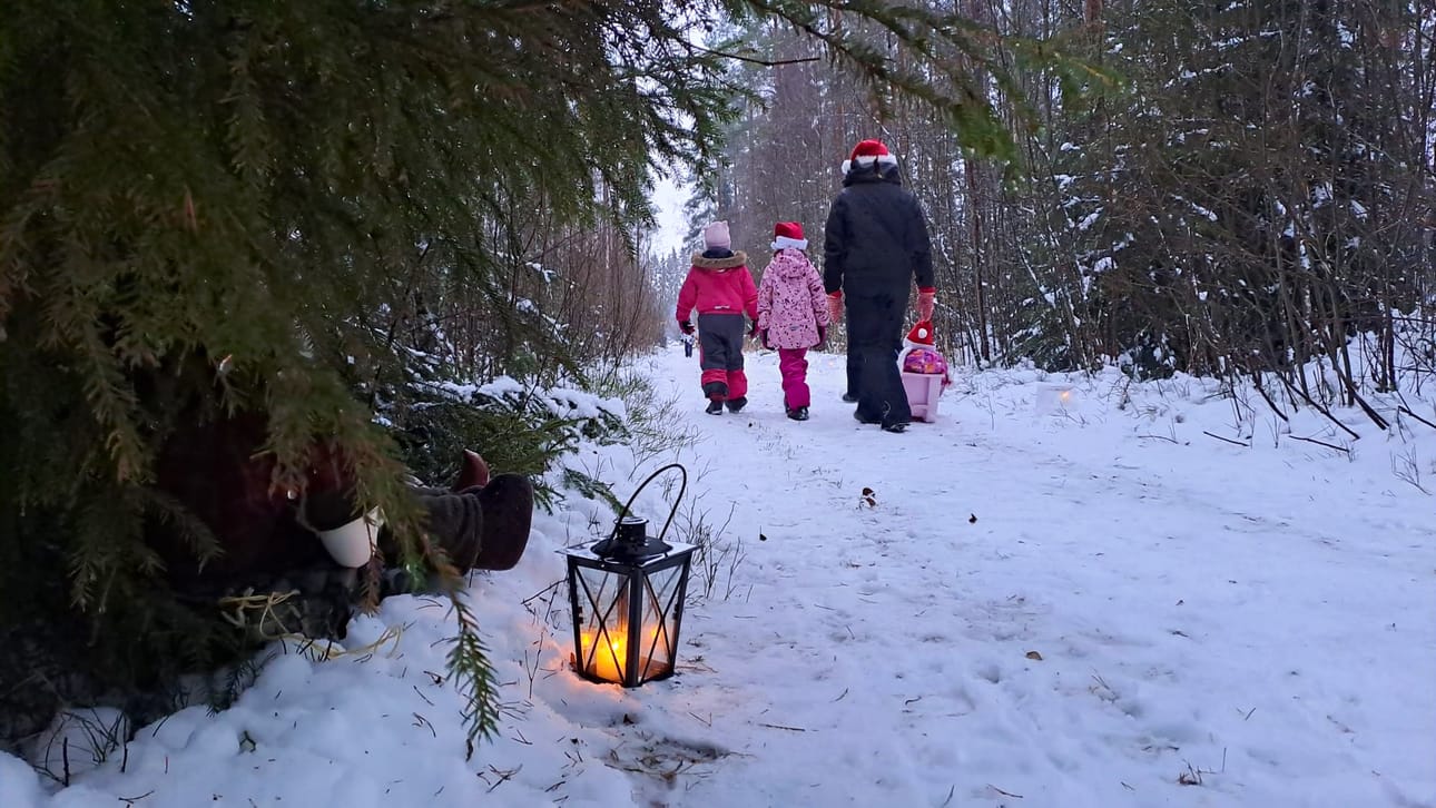 Tunnelmallinen tonttupolku Niemenkylän Hakolan yhteismetsän pururadalla keräsi paljon pieniä ja isompia kulkijoita.