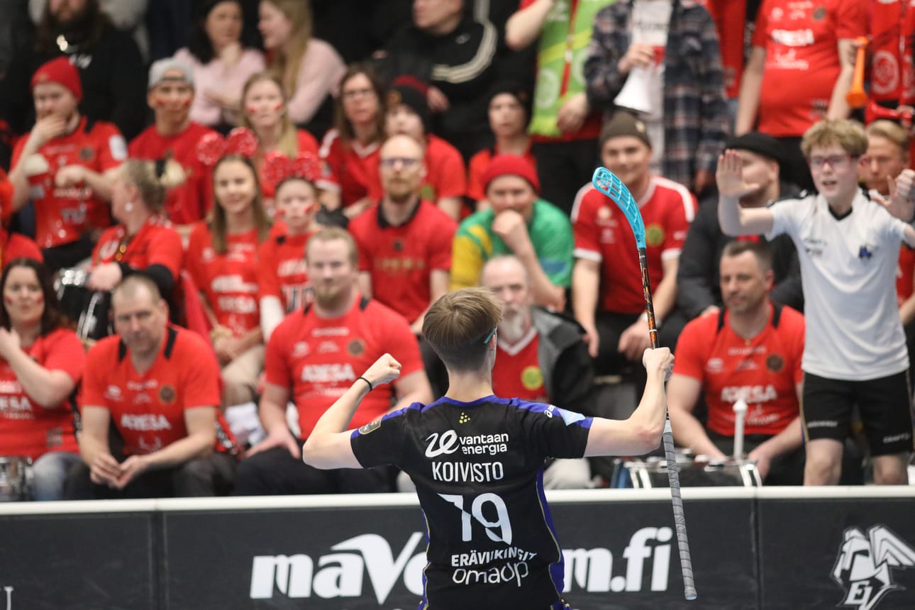 EräViikinkien Lassi Koivisto tuulettaa 2–0-maaliaan liminkalaiskannattajien edessä. ErVi:n pelaajilla tuntui jääneen hieman hampaankoloon kahdesta Krankka-areenan pelistä. Koivisto ei ollut ainut kotijoukkueen pelaaja, joka tuuletti sunnuntaina vierasyleisön suuntaan.