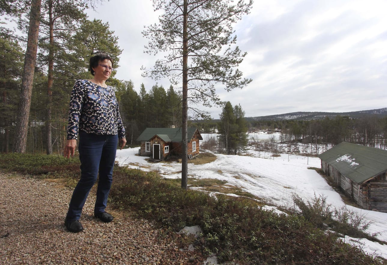 Kevään solina ja poronkellojen kilke ovat Lemmenjoen äänimaisemaa, josta Kaija Paltto ammentaa tunnelmia huopatöihinsä. Takana näkyvä tilan vanha tupa on edelleen käytössä, nyt matkailijoiden majapaikkana.