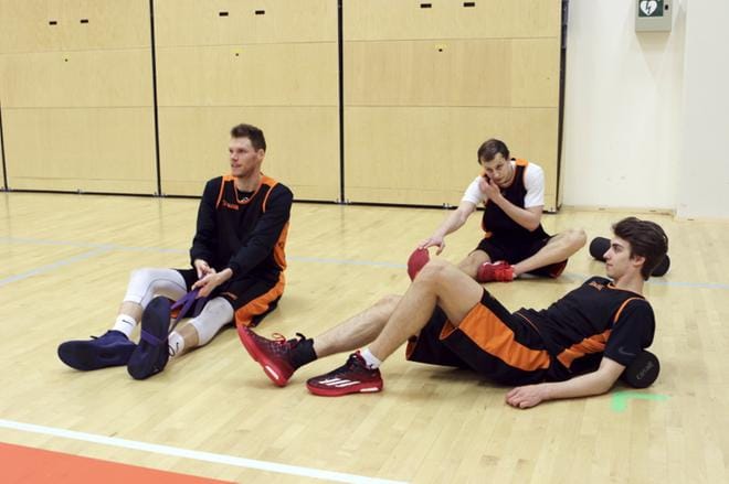 Karhu Basketin ja Vilppaan välinen finaalisarja alkaa sunnuntaina Salossa. KB:n Greg Mangano, Jussi Myllyniemi ja Joonas Lehtoranta (takana) valmistautuvat. KUVAT: JARI-PEKKA LAITIO-RAMONE