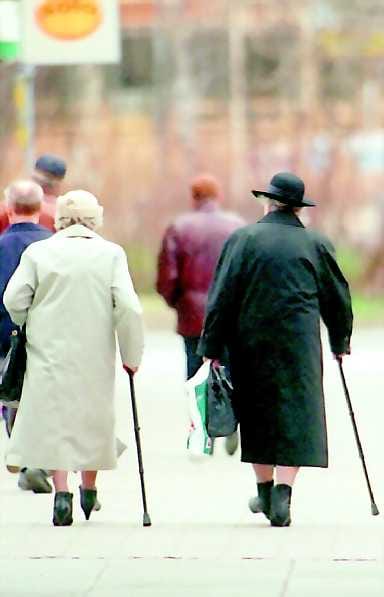 Ikääntyminen rasittaa. Vuoden 2010 jälkeen väestön vanheneminen jarruttaa OECD:n mukaan talouskasvua Suomessa prosentilla vuosittain.