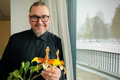 Jouni Seppänen lahjoitti harvinaiset orkideansa Ouluun – Presidenttejä ja kuninkaallisia kukittanut floristi kertoo, miten muutti erikoisen kukan perässä Raaheen