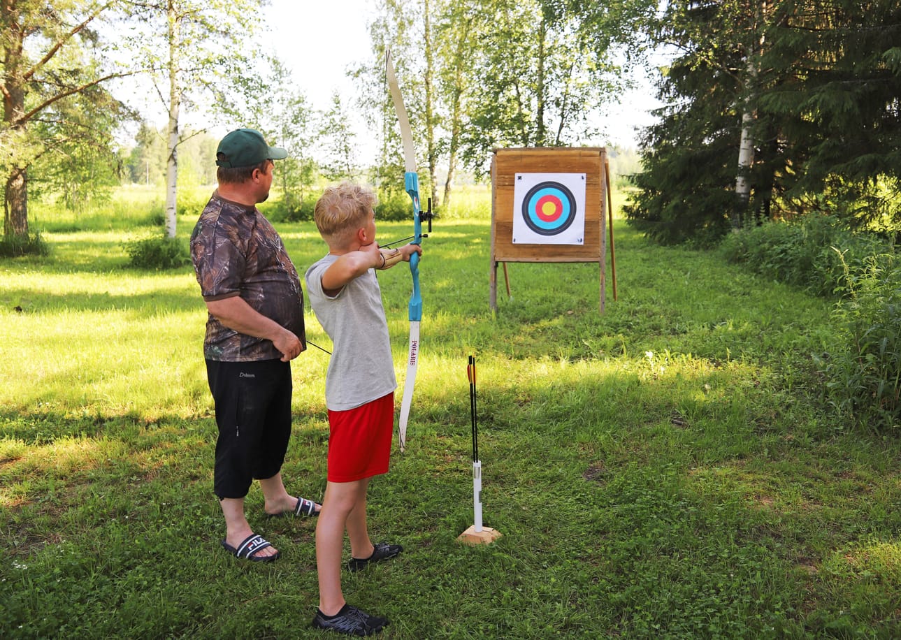 Leirillä kokeiltiin erilaisia ammunta-aseita ja jousiammuntaa.