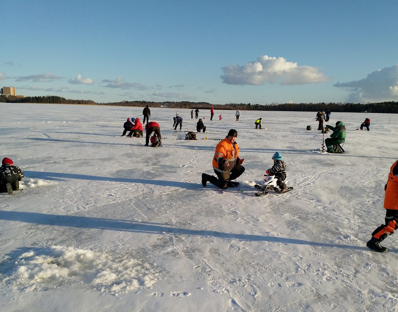 Sää suosi pilkkijöitä Haapaveden Huikarinniemessä.