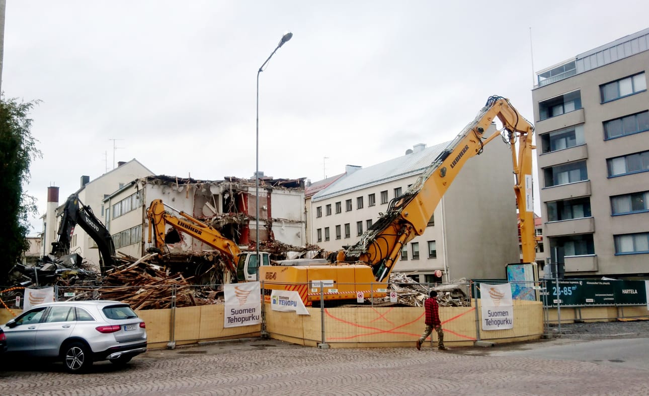 Yhtä Rattorin entisistä kotitaloista puretaan parhaillaan Asemakadulla.