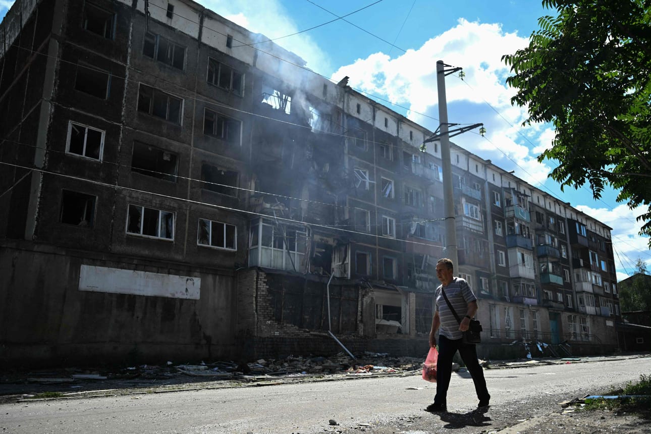 Maanpuolustuskorkeakoulun asiantuntijan mukaan Venäjä on tämänhetkisten tietojen mukaan päässyt läpi tietyillä rintaman alueilla, mutta joukot ovat olleet hyvin pieniä. Venäjän iskujen tuhoja kuvattiin tiistaina Bilozersken kaupungissa Donetskin alueella. AFP/LEHTIKUVA