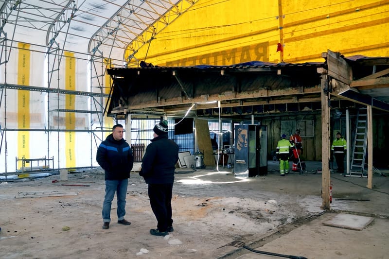 Tältä pitserian ja baarin raunioissa näytti viime vuoden alkupuolella. Etualalla keskustelevat Nouraddin Masoumi (vas.) ja Jussi Tuomaala (oik.).