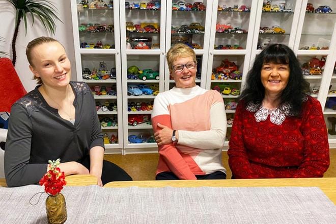 Kunnallisjärjestön uusi puheenjohtaja Johanna Kankaanpää (keskellä), varapuheenjohtaja Helena Salokangas (oikealla) sekä sihteeri Sanni-Maiju Kantoniemi luotsaavat Ähtärin Keskustaa vuonna 2021.