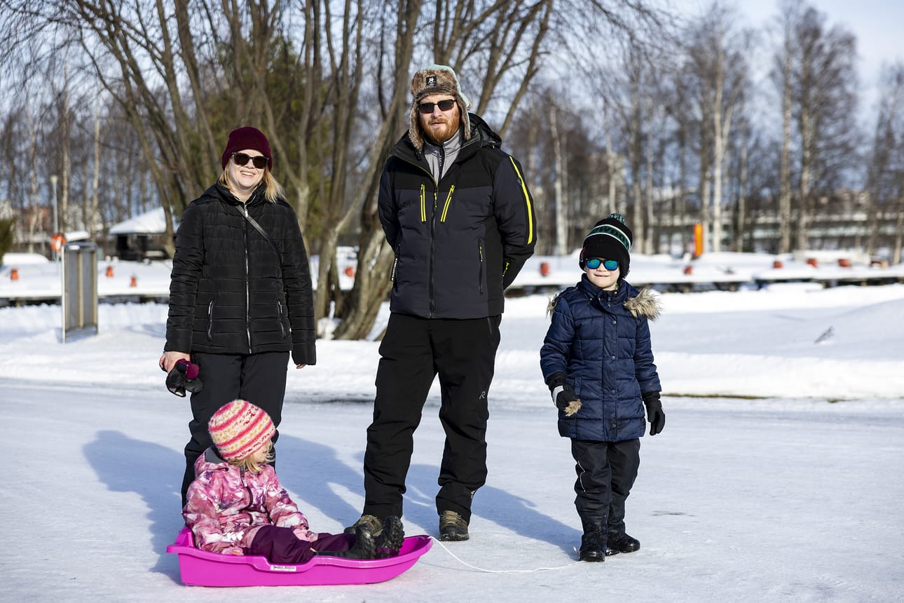 Lämpö helli oululaisia hiihtoloman lopuksi. Katriina Ahola ja Jarkko Myllylä käyttivät Kiira ja Kaarlo Myllylää ensi kertaa pilkillä Seelarin venesatamassa.