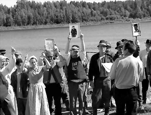 Muistojen kuvanäyttely. Tielakkoon osallistuneiden kuvia nostetaan näkyviin näytelmässä Tahto rautanen on. Lakosta ei ole vuosikymmenten aikana kylillä paljoa puhuttu, se kun teki haavoja myös sukujen sisään.
