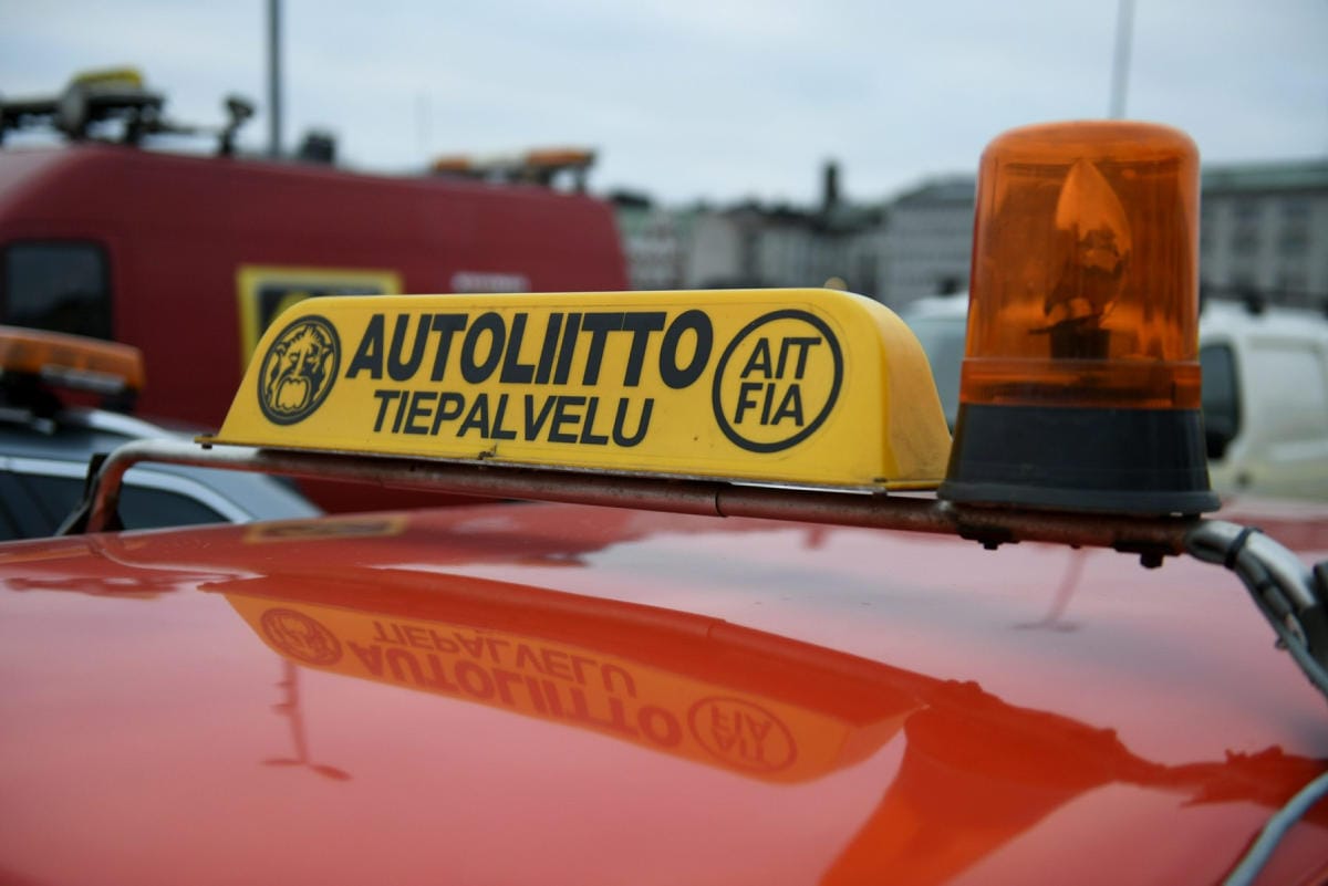 Operaatio Lumihiutale -nimellä kulkevassa kampanjassa tiepalvelun vapaaehtoiset ovat tehostetussa valmiudessa lähteä auttamaan tien päällä ilmenevissä ongelmatilanteissa. LEHTIKUVA / MARTTI KAINULAINEN