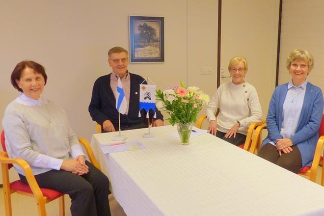 Vaasan kansallisten senioreiden aktiivit Soile Hakola, Pentti Mäenpää, Riitta Koski ja Maria Kaivonen odottavat kovasti yhdistyksen 50-vuotisjuhlia. Kuva: Matti Hietala
