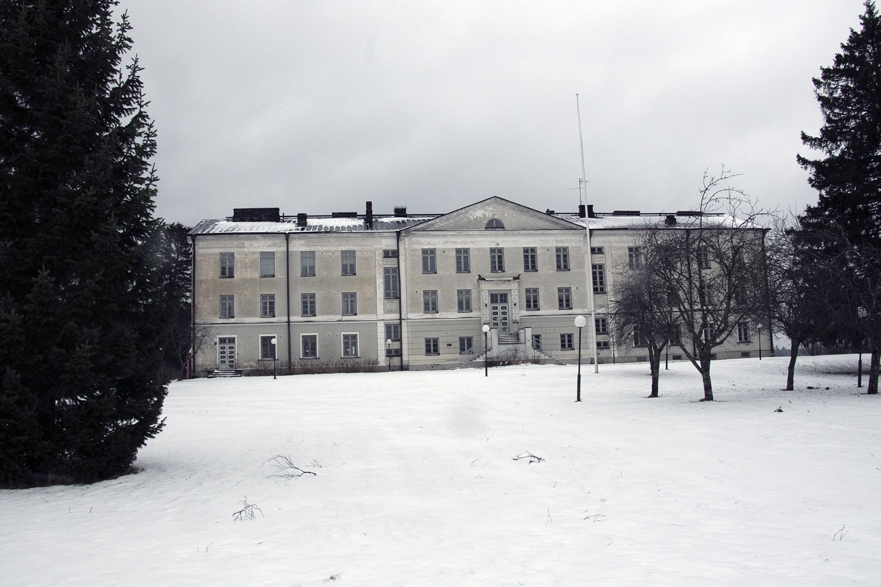 Evankelisen opiston kannatusyhdistys konkurssissa –  Jyhkeä kivikoulu aiotaan muuttaa kylmävarastoksi