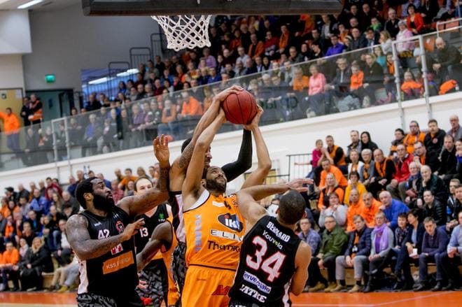 Rene Rougeaun edustaman Karhu Basketin kotiluola täyttyy keskiviikon finaalikoitokseen hyvää vauhtia. KUVA: JAAKKO ELENIUS/ARKISTOKUVA