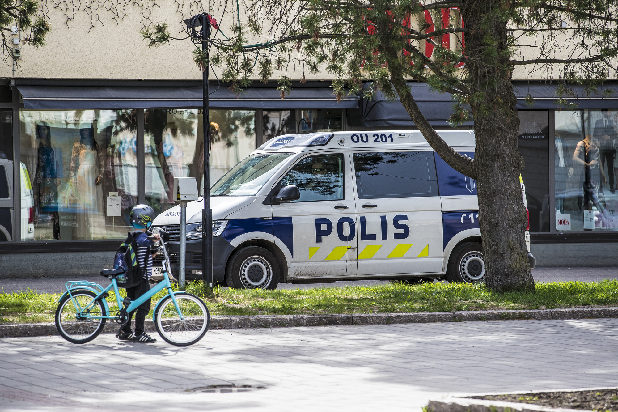 Vahva luotto poliisiin hieman heikennyt, ilmenee poliisibarometrissä