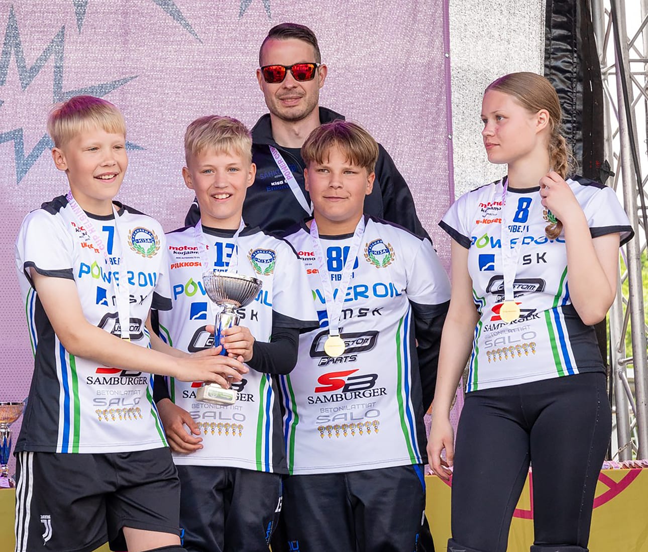 Juhlan aika, kuvassa: Arttu Karila, Akseli Sainio, Nikolas Oksanen ja Peppi Karila. Takana valmentaja Tuomo Karila. Kuvasta puuttuu Iiro Kaappola.