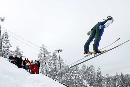Matti Nykäsen hypyt kantoivat 46 metrin tienoille Taivalkoskella.