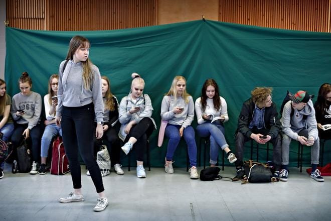 Läppä-näytelmässä Laura (Anni-Maria Alkava) on yksin kiusaajien riepoteltavana. Tositapahtumiin perustuvaa näytelmää esitetään toukokuun alussa myös ala- ja yläkoululaisille sekä lukiolaisille. KUVA: TOMI KOSONEN