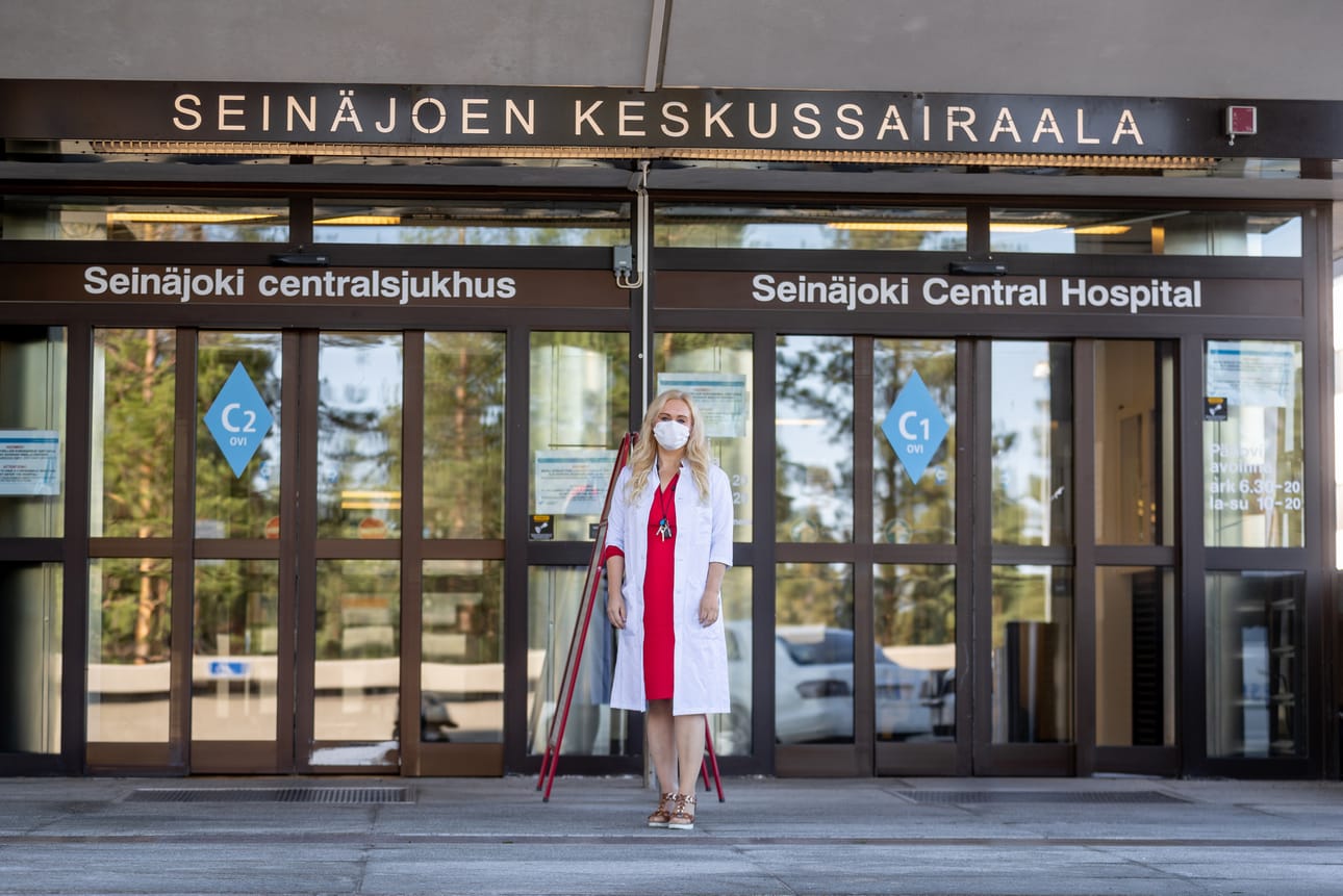 Infektioylilääkäri Elina Kärnä kertoo, että omikronmuunnokseksi epäillyn näytteen tutkinta kestää odotettua kauemmin.