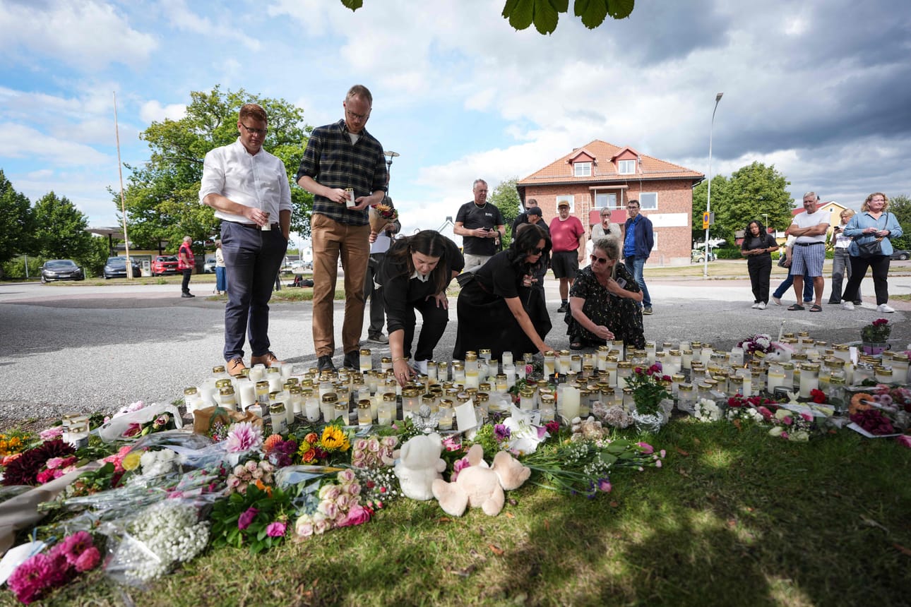Ihmiset toivat kynttilöitä ja kukkia koulun ulkopuolelle lauantaina. 18-vuotiaan tekemässä miekkaiskussa loukkaantui kolme ja kuoli yksi 17-vuotias oppilas.