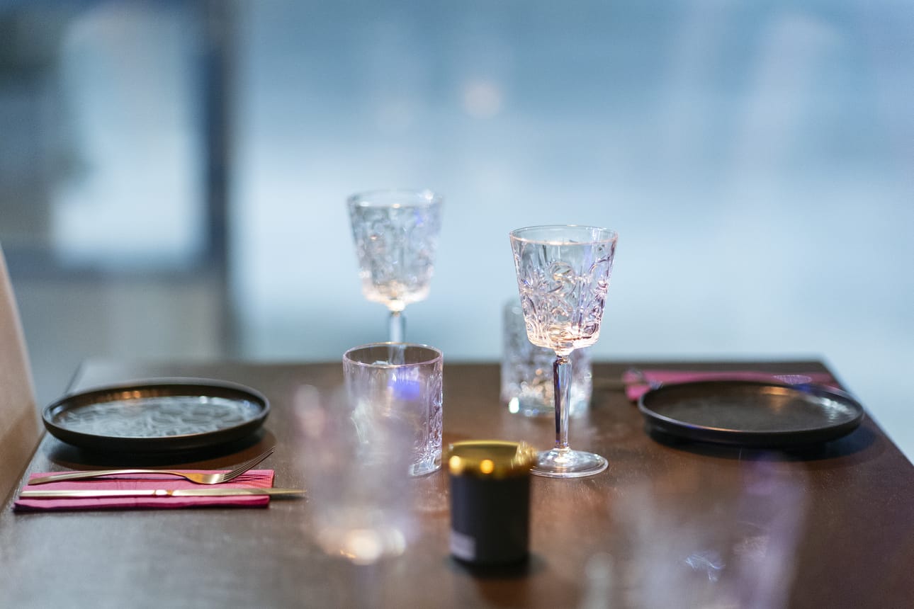 Ravintolat odottavat ihmisiä nykyistä enemmän käyttämän palveluja, jotta alan elinvoima säilyisi. Rahan vastineeksi ravintoloissa pääsee nauttimaan anniskeluista ja seurustelemaan kasvokkain ilman älykännyköitä.
