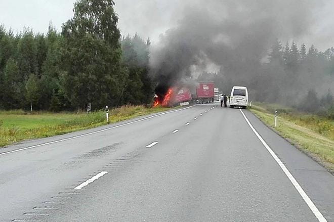 Poliisi sulki Eurooppatie 8:n Kallträskin onnettomuuden vuoksi. Onnettomuudessa molemmat autot syttyivät palamaan. KUVA:LUKIJAN KUVA