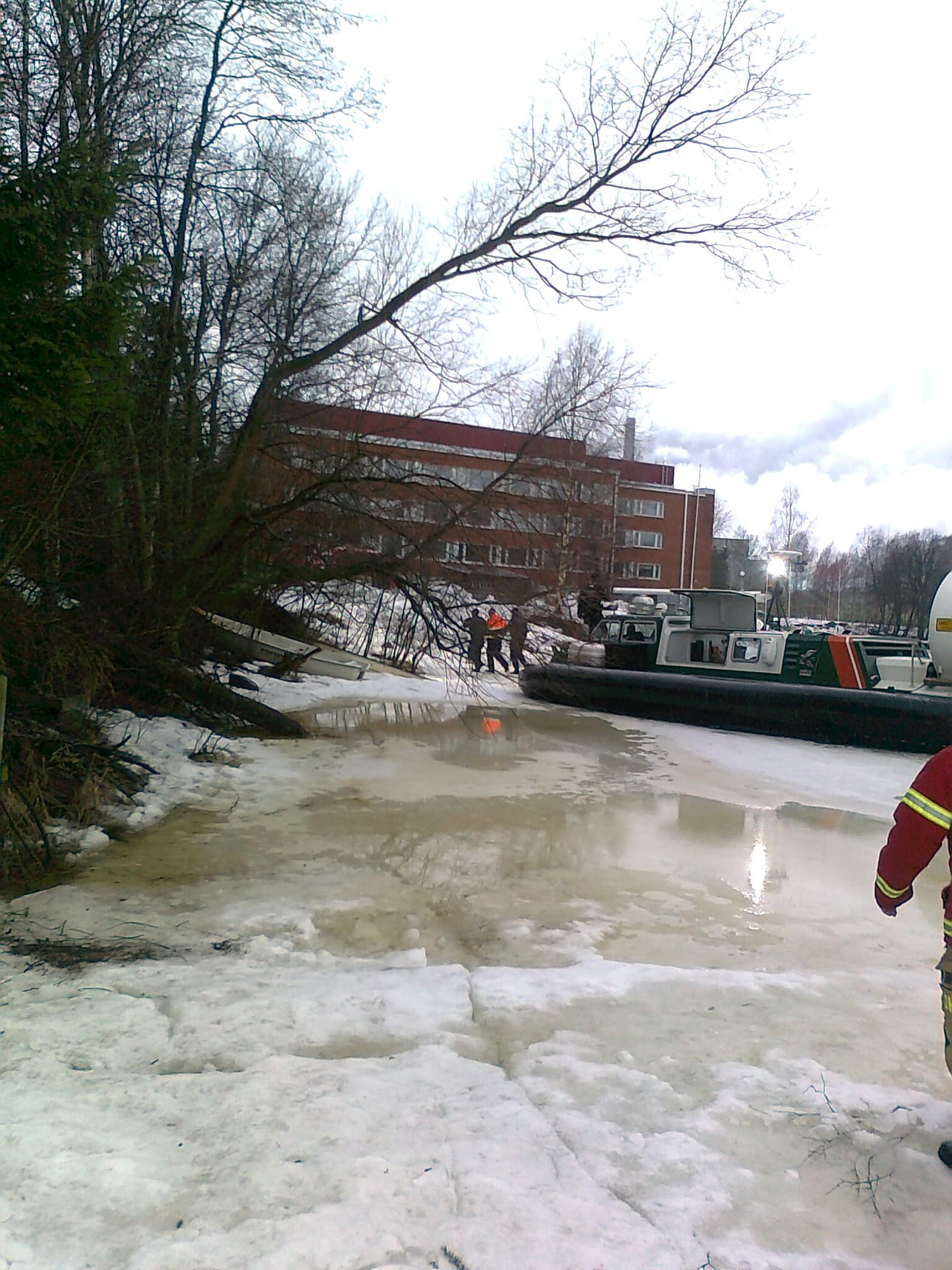 Veneellä Hollihaassa seilannut mies työllisti viranomaisia lauantaina.