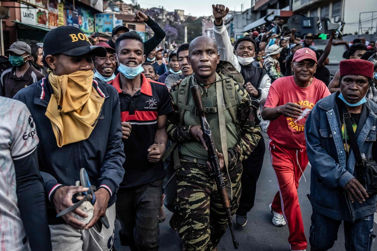 Lauantaina joukko sotilaita liittyi tuhansien hallitusta vastustavien mielenosoittajien joukkoon maan pääkaupungissa Antananarivossa. LEHTIKUVA/AFP