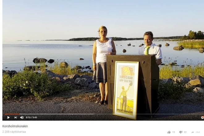 Ida Asplund ja Yngve Lithén esiintyvät musiikkivideolla, jossa näkyy monessa kohdassa RKP:n vuosikymmeniä vanha vaalimainos. Tässä se on urkujen edessä. KUVA: KUVAKAAPPAUS VIDEOLTA