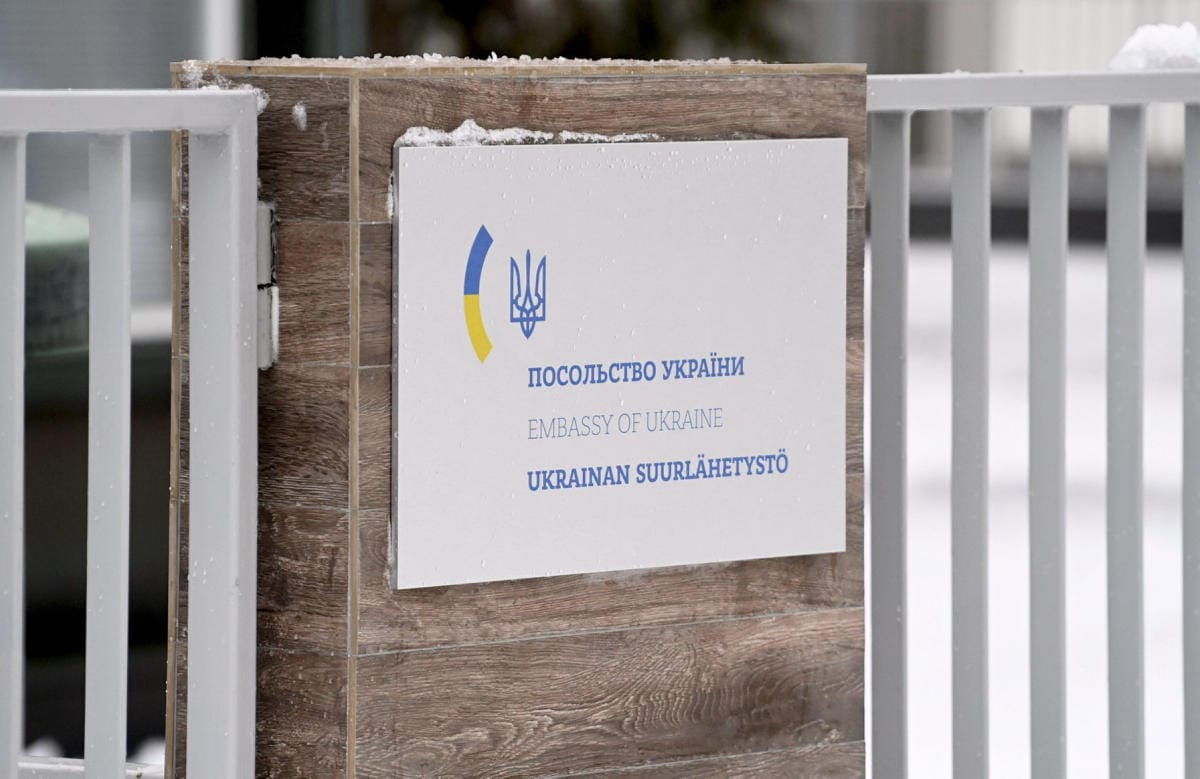Suomen Kiovan-suurlähetystön asiakaspalvelu on suljettu väliaikaisesti, Suomen ulkoministeriöstä kerrotaan. Kuvassa puolestaan Ukrainan suurlähetystö Helsingissä. Lehtikuva / Vesa Moilanen