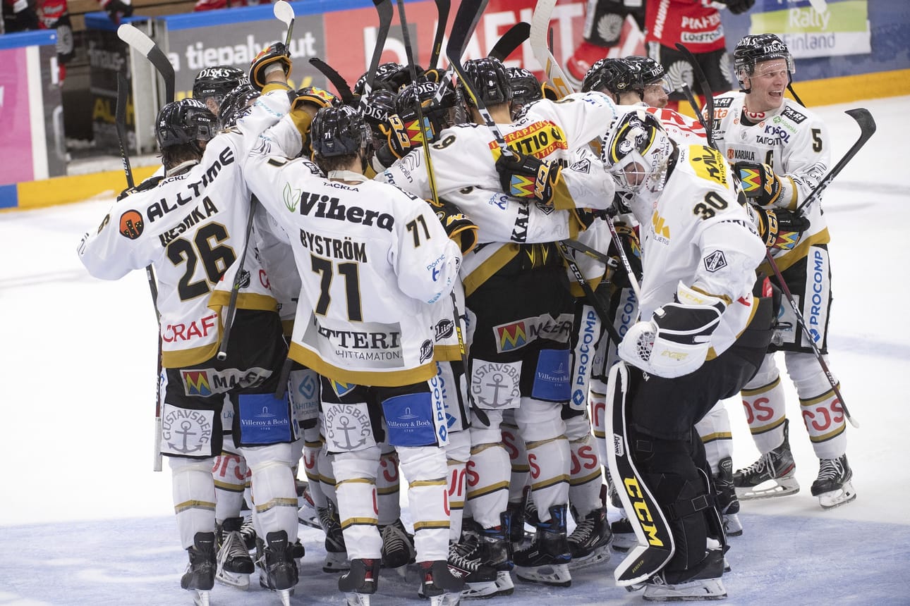 Kärpät juhli täpärää voittoa lauantaina Jyväskylässä.