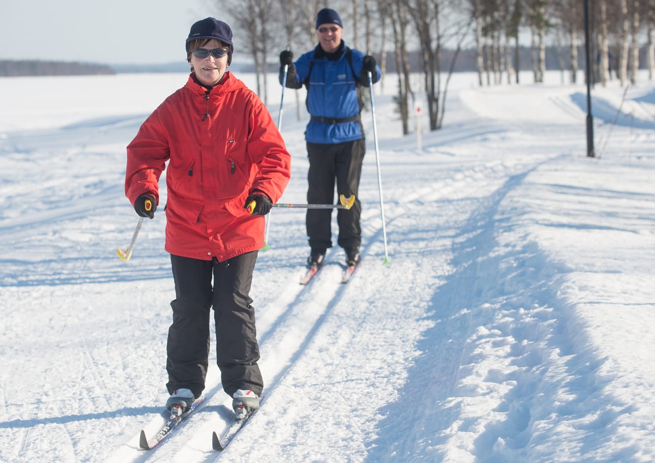 Latujen ylläpito on Lapin hiihtokeskuksessa järjestetty vaihtelevalla tavalla. Kuusamossa pohditaan, miten alueen yrittäjät tulisivat osallistumaan kunnossapitoon. Keravalaiset Anneli ja Pekka Liisanantti kehuivat Kuusamon latuja hyviksi hiihdellä.