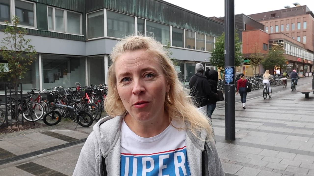 Sosiaalityöntekijä Senni Laine neuvoo vanhempia käymään kaupungilla katsomassa, mitä lapset siellä tekevät