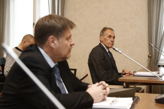 Valtakunnansyyttäjä Matti Nissistä puolustaa oikeudessa asianajaja Jarkko Jaatela (oik.). Syyttäjänä tapauksessa on apulaisoikeuskansleri Kimmo Hakonen (vas.). KUVA: Joel Maisalmi