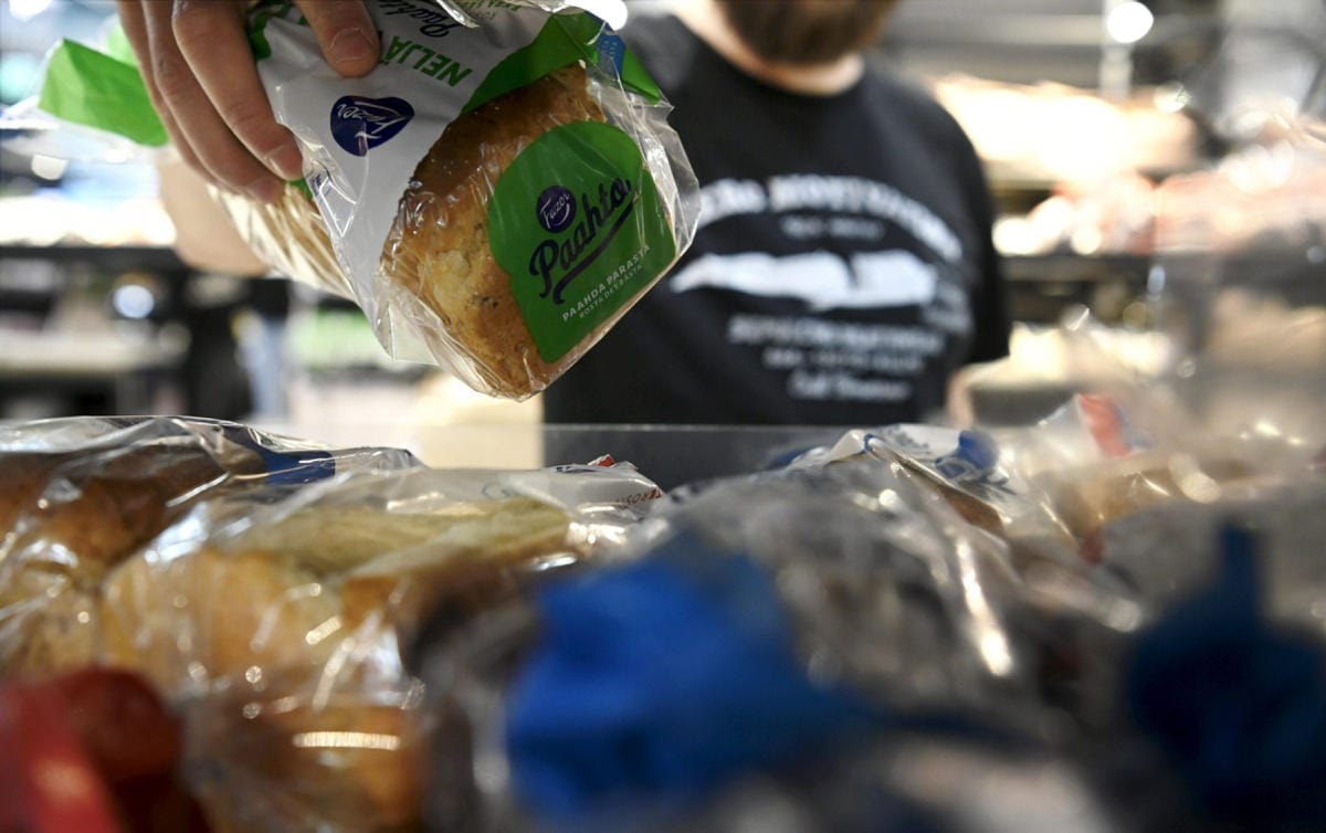 Asiakas ottaa paahtoleipää ruokakoriinsa helsinkiläismarketissa. LEHTIKUVA / SAARA PELTOLA