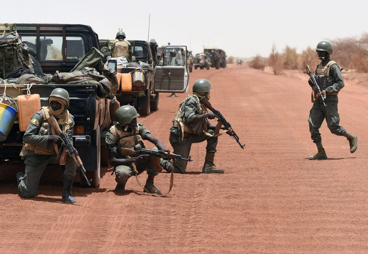 Sahelin alueen luonnonvarat houkuttelevat suurvaltoja Afrikkaan jihadismin vastaiseen taisteluun. Arkistokuvassa malilaiset sotilaat osallistuvat vuonna 2015 terrorisminvastaiseen operaatioon Timbuktun alueella. AFP/LEHTIKUVA