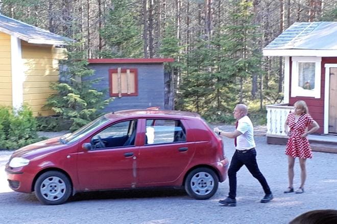 Markku Hyvösen kirjoittaman näytelmän Viidenkympin villitys kantaesitys on HET-teatterissa Kyyjärven Nurmijoen Heikki Luoma -areenalla 12. elokuuta saakka. Näyttelijät ovat Kyyjärveltä ja lähikunnista, monet myös Järviseudun alueelta. Kuvassa välejään selvittelevät lääkäri Leo (Jouni Leppäaho) ja Leon vaimo, kosmetologi Anu (Tarja Kultavuori). KUVA: SARI HEINILÄ