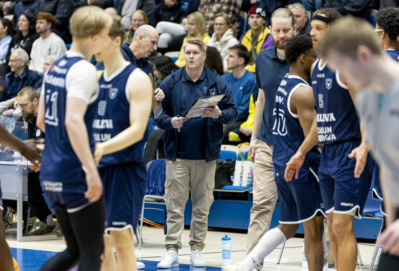 Aleksi Koskisen (keskellä) luotsaama ACO Basket aloittaa liigaunelmansa jahtaamisen lauantai-iltana Ouluhallissa.