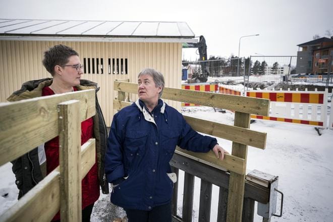 Noora Ketola ja Lisbeth Nåhls saavat vahtia vilkkaita lapsia tavallistakin tarkemmin Pukinkulman päiväkodissa. KUVA: JARNO PELLINEN