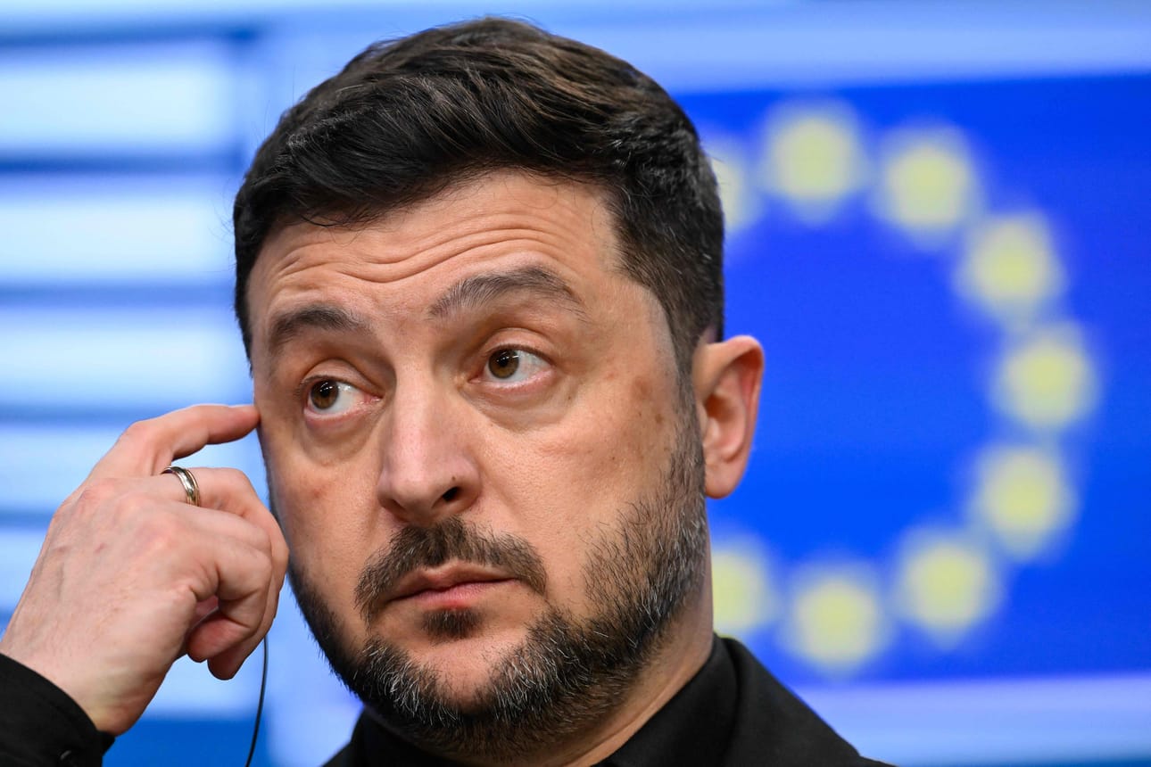 Ukrainan presidentti Volodymyr Zelensky kuunteli puhetta EU-maiden kokouksessa Brysselissä torstaina.