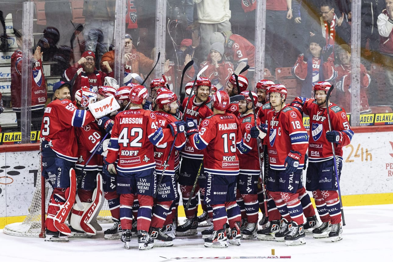 Jääkiekon Liiga käynnistyy tutuin suosikein. Mestari Tapparaa yrittävät horjuttaa etenkin HIFK, Ilves, Kärpät ja Pelicans. Kuvassa HIFK:n pelaajat juhlivat voittomaalia viime kauden puolivälieräottelussa HIFK-Lukko Helsingissä maaliskuussa. LEHTIKUVA / Roni Rekomaa