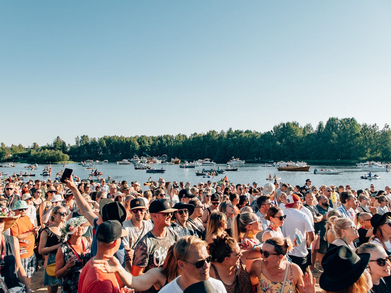 Qstock Backstage -sivuston kautta voi seurata kätevästi festarin valmisteluita sekä fiilistellä tulevaa festivaalihuumaa.
