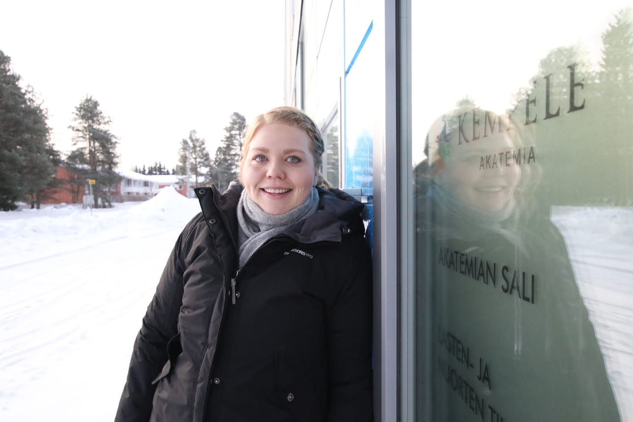 Laura Sinkkonen on työskennellyt Kempeleen kunnassa nelisen vuotta. Kaksi vuotta sitten hän päätti jatkaa opintoja työnsä ohessa. Samalla syntyi idea opinnäytetyöhön. Sen tiimoilta Sinkkonen on kehittänyt uusia toimintamalleja kuntalaisten osallistamiseen.