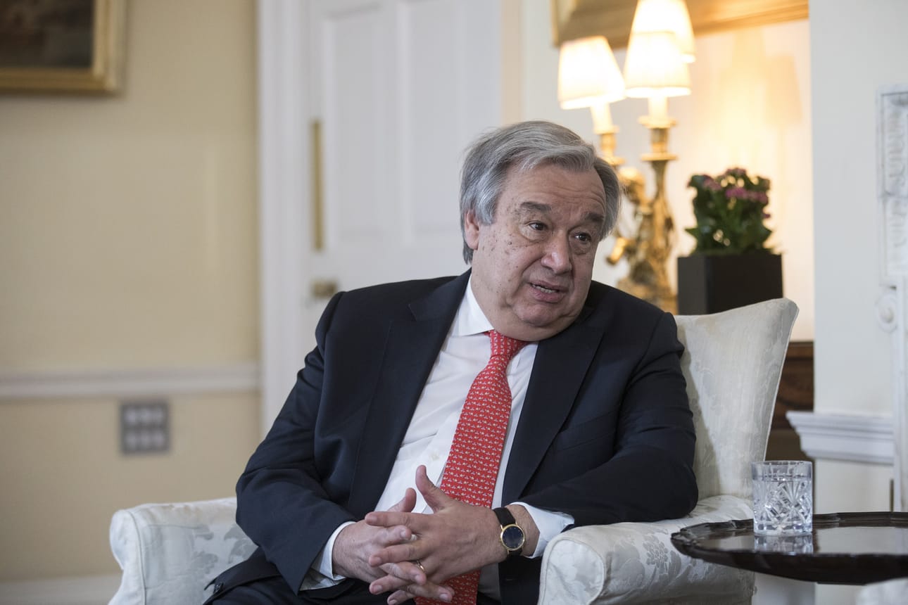 Antonio Guterres aloitti YK:n pääsihteerinä haastavaan aikaan. Hän muun muassa peri edeltäjältään Ban Ki-moonilta tukun konflikteja, kuten Syyrian sodan. Lisäksi Yhdysvaltain presidentiksi tuli Donald Trump.