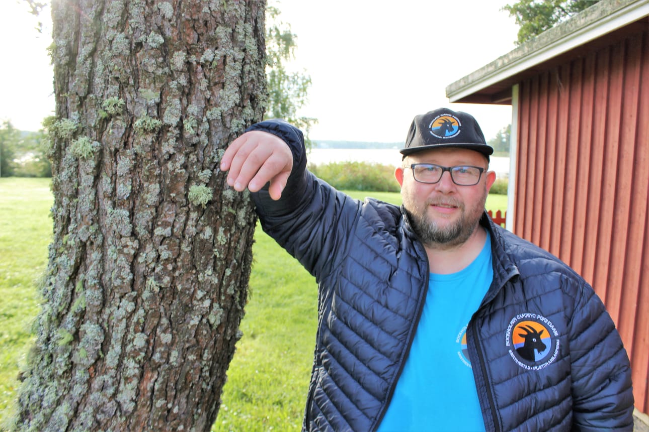 Petteri Helander ja hänen vaimonsa Margareta ottavat vastuun keskeisellä paikalla Kristiinassa sijaitsevan huoltoaseman toiminnasta.