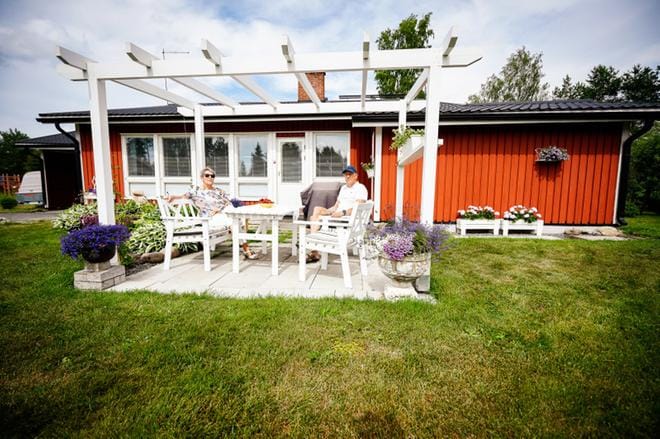 Gunilla ja Jarmo Heinäaho ovat asuneet Laihian energiansäästökylän Jokatuulentuvassaan 39 vuotta. KUVA: SAMPPA TOIVONEN