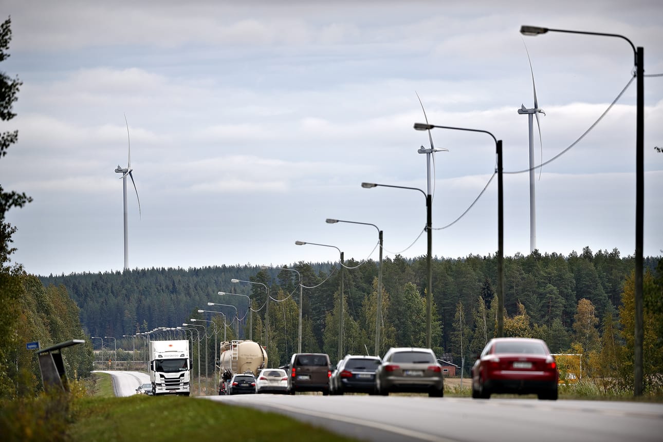 Toinen kaavoitukseen tulevista tuulivoima-alueista, Isovuori, sijaitsee Nurmon puolella Lapualle vievän valtatie 19:n varrella. Taustalla Jouttikallion tuulivoimaloita Lapualla. Arkistokuva.
