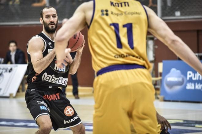 Karhu Basketin tarkkakätinen takamies Bojan Sarcevic lienee merkitty mies BC Nokian papereissa. Kuva: Emmi Korhonen